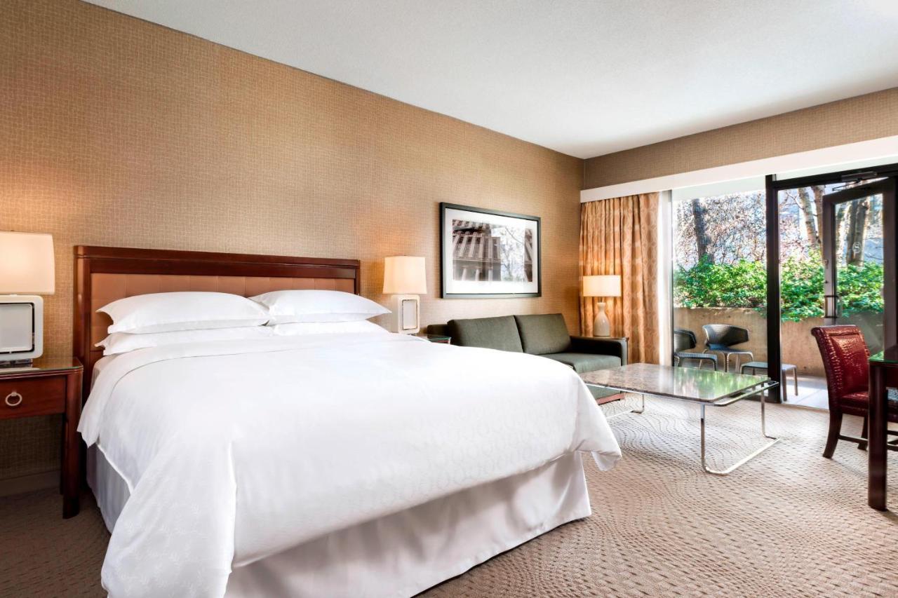 Quarto com Cama King-size e Vista do Jardim