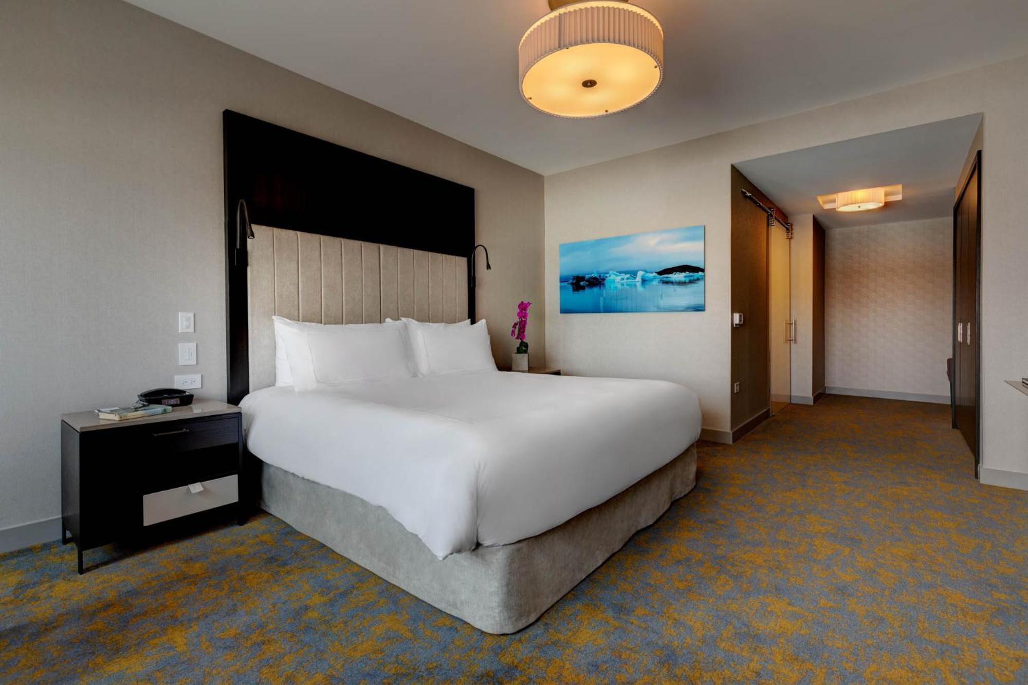 Zimmer mit Kingsize-Bett und Seeblick